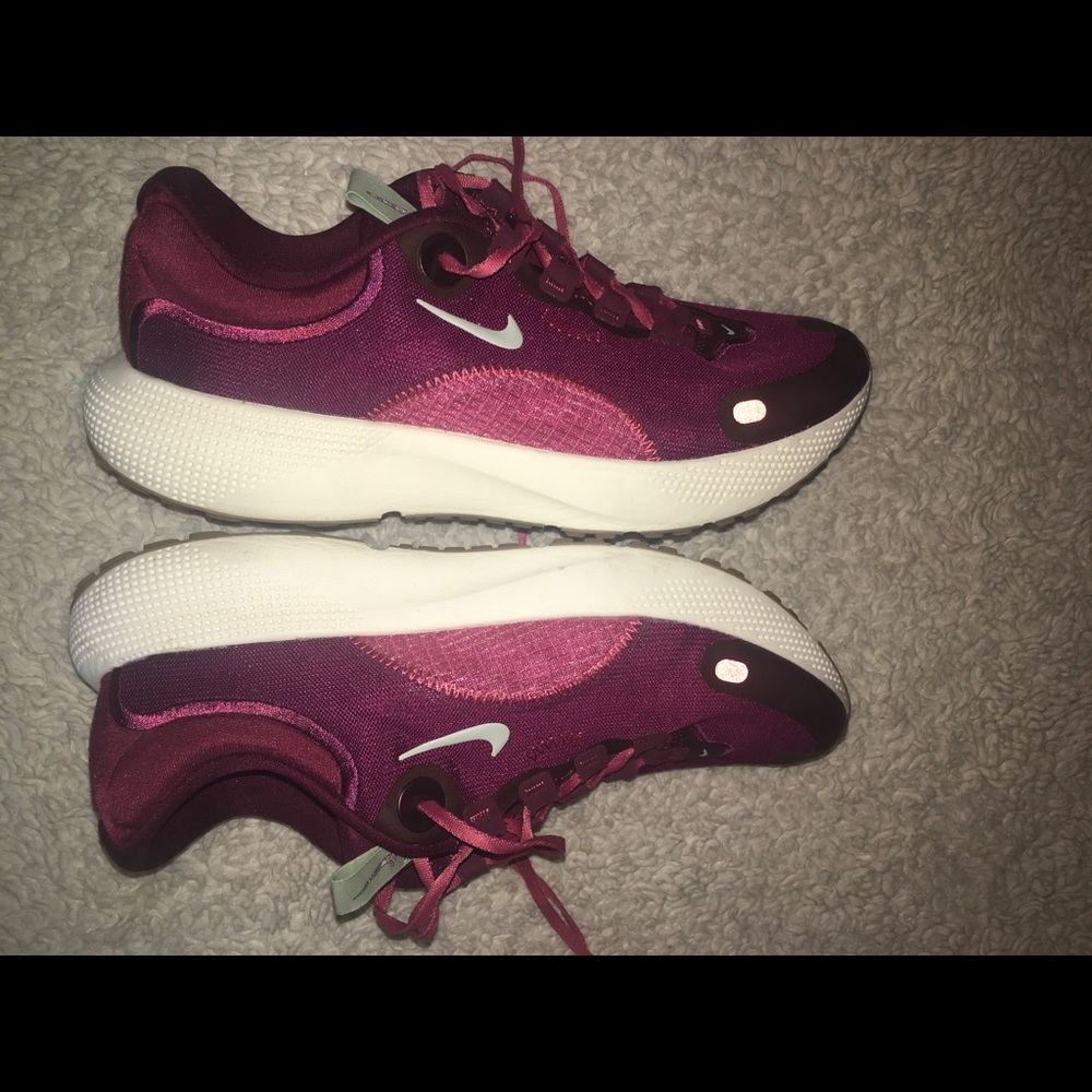 Nike - Picture 7 of 12